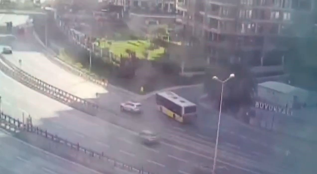 zeytinburnu-nda-iett-otobusunun-site-duvarina-carpma-ani-kamera
