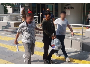 Uyuşturucu Sattıkları Öne Sürülen Biri Yabancı Uyruklu İki Zanlı Tutuklandı