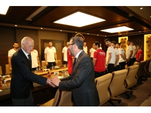 Bakan Kasapoğlu, Şampiyon Voleybolcuları Kabul Etti