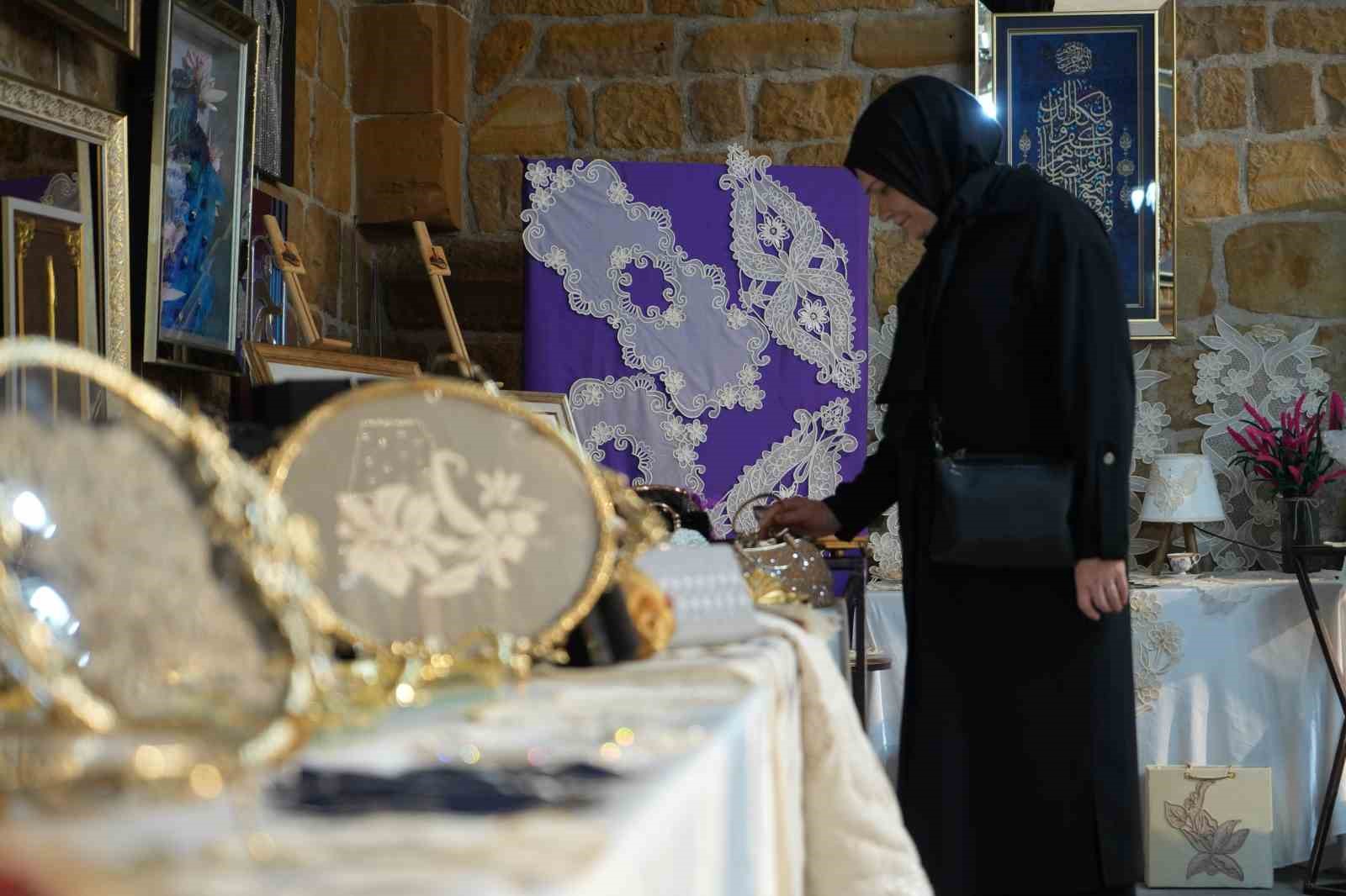bayburt-ta-kadinlar-geleneksel-el-sanatlarini-modern-tasarimlarla-bulusturdu