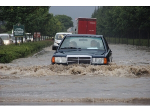 Eskişehir’de Sağanak Yağış Sonucu Yollar Göle Döndü