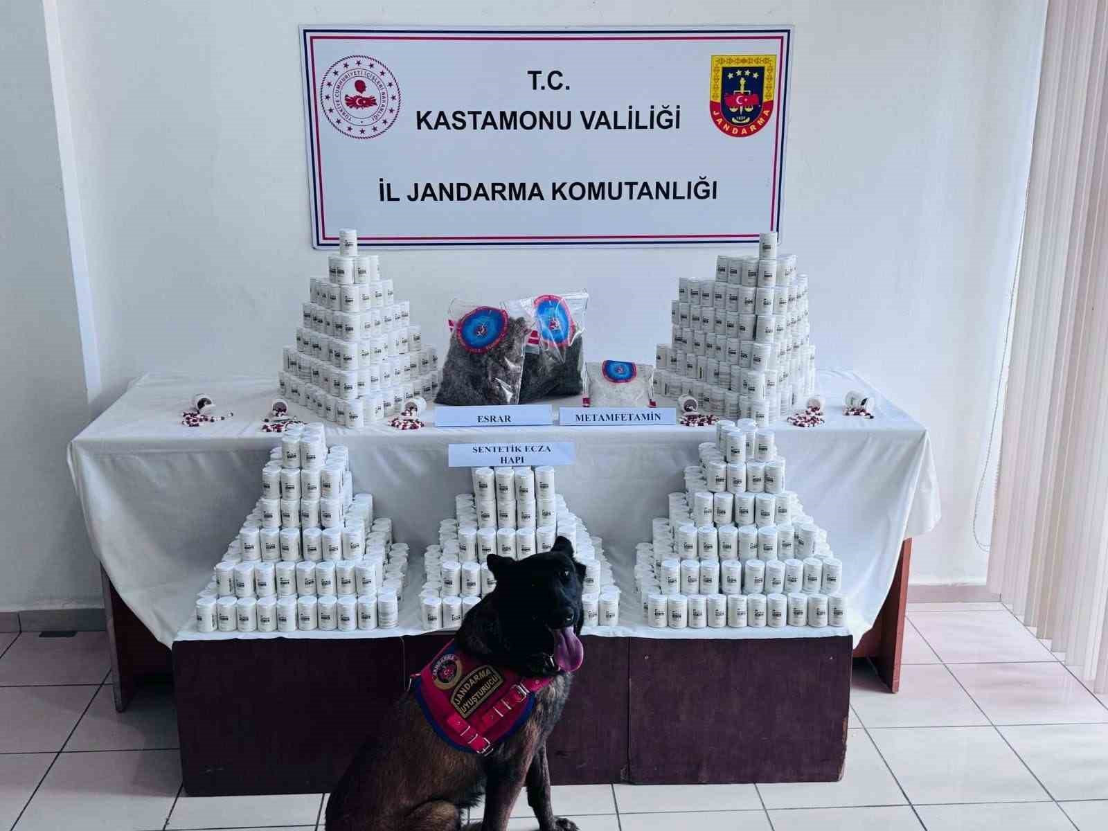 binlerce-sentetik-ecza-hapi-ve-uyusturucuyla-yakalanan-sanigin-yargilanmasina-devam-edildi