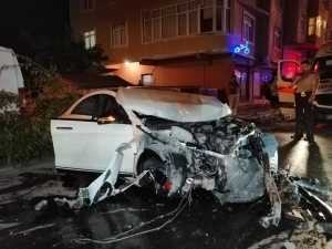 Polisten Kaçan Otomobil 4 Kişiyi Ezdi