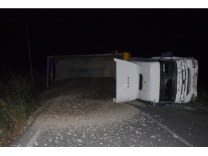 İzmir’de Çakıl Yüklü Tır Devrildi: 1 Yaralı