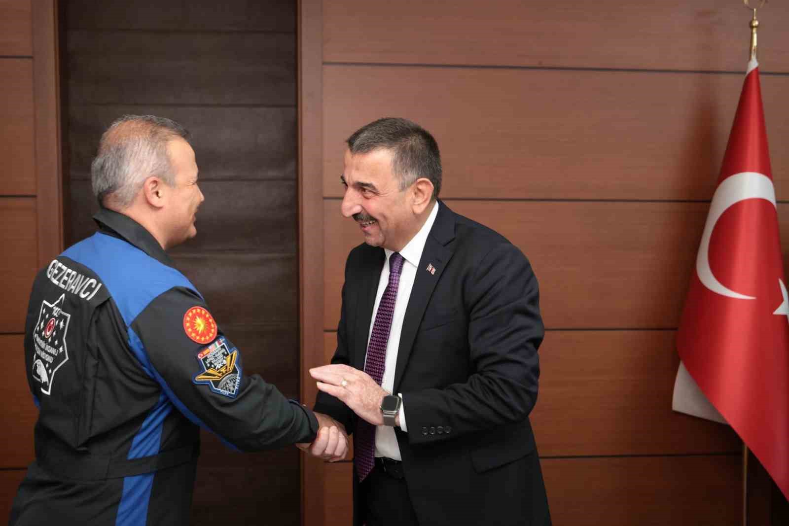 ilk-turk-astronot-alper-geze-ravci-dan-vali-bektasoglu-na-ziyaret