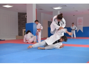 Altıeylül’de Yaz Spor Okulları Başladı