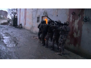 Polislere Saldırı Girişiminde Bulunan 8 Kişi Yakalandı