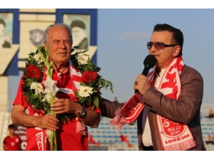Mustafa Denizli’ye Traktör Sazi İle İlk Antrenmanında Sevgi Seli