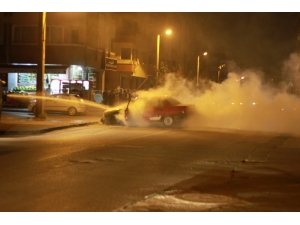 Seyir Halindeki Otomobil Alev Alev Yandı