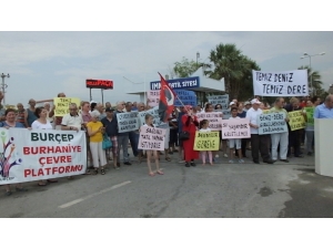Burhaniye’de Yazlıkçılar Dere Kirliliğine Tepki İçin Yol Kapattı