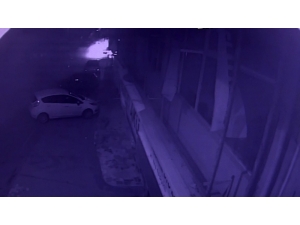 Polisten Kaçan Otomobil Yayaların Arasına Böyle Daldı