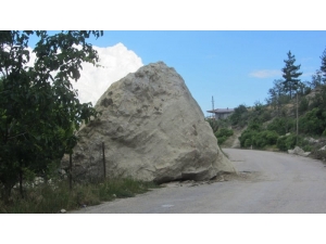 Karaman’da Dev Kaya Parçası Köy Yoluna Düştü