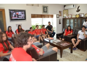 Şampiyon Yüzücülerden Eskici’ye Ziyaret