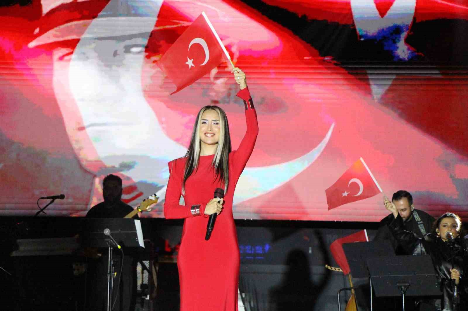 hande-unsal-dan-amasya-da-cumhuriyet-bayrami-konseri