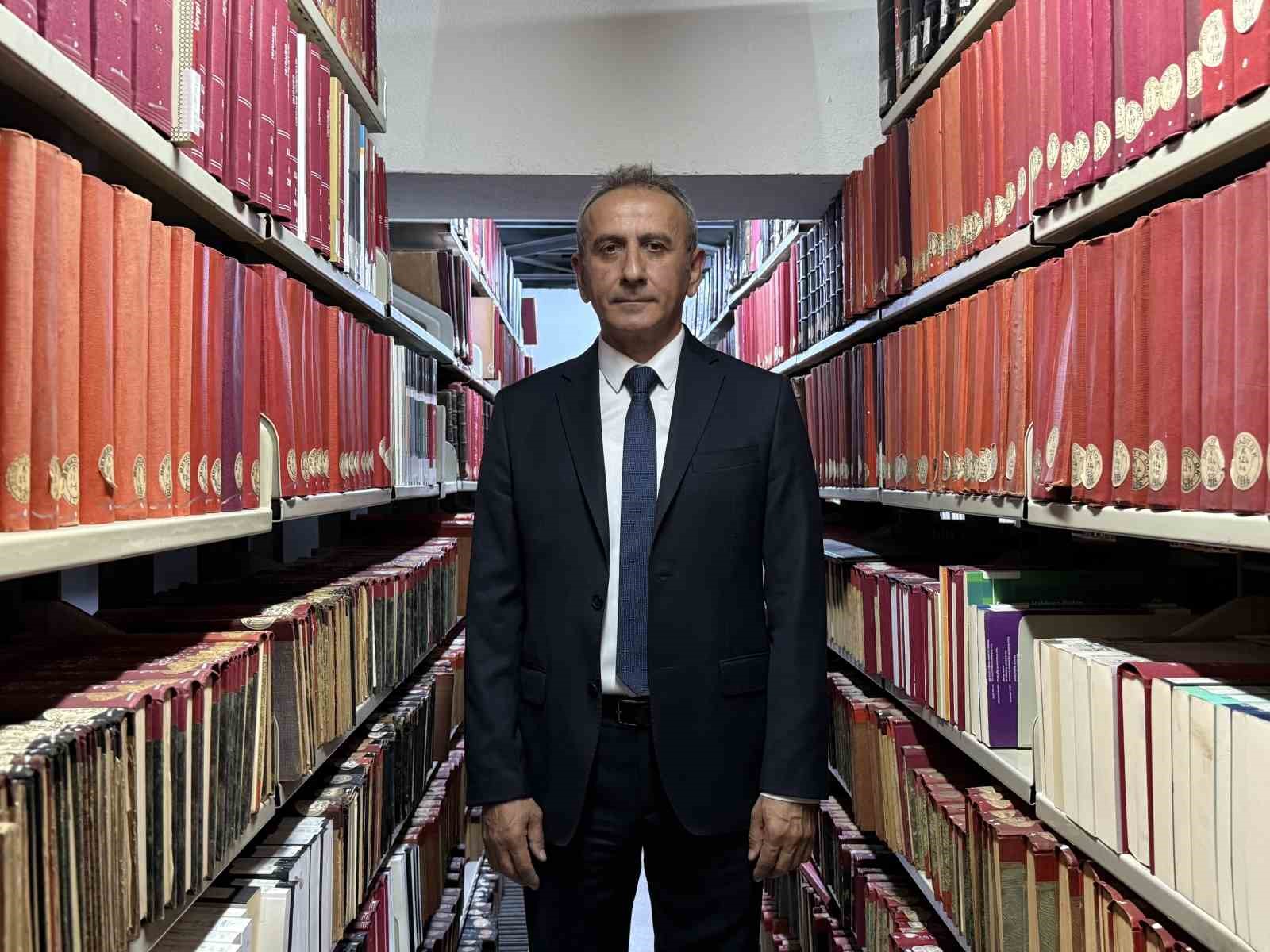 cumhurbaskani-erdogan-in-28-subat-doneminde-cope-atilmistir-dedigi-kitaplari-kurtaran-minder-konustu