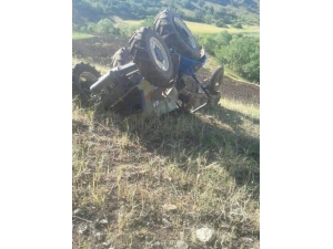 Kontrolden Çıkan Traktör Devrildi: 2 Yaralı