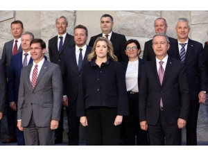 Bakan Akar, Nato’da Savunma Bakanları Aile Fotoğrafına Katıldı