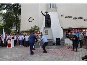 Kafkasör Festivali Boğalı Kortej Yürüyüşüyle Başladı