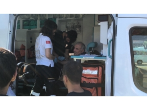 Kavşakta Kamyon İle Hafif Ticari Araç Çarpıştı: 2 Yaralı