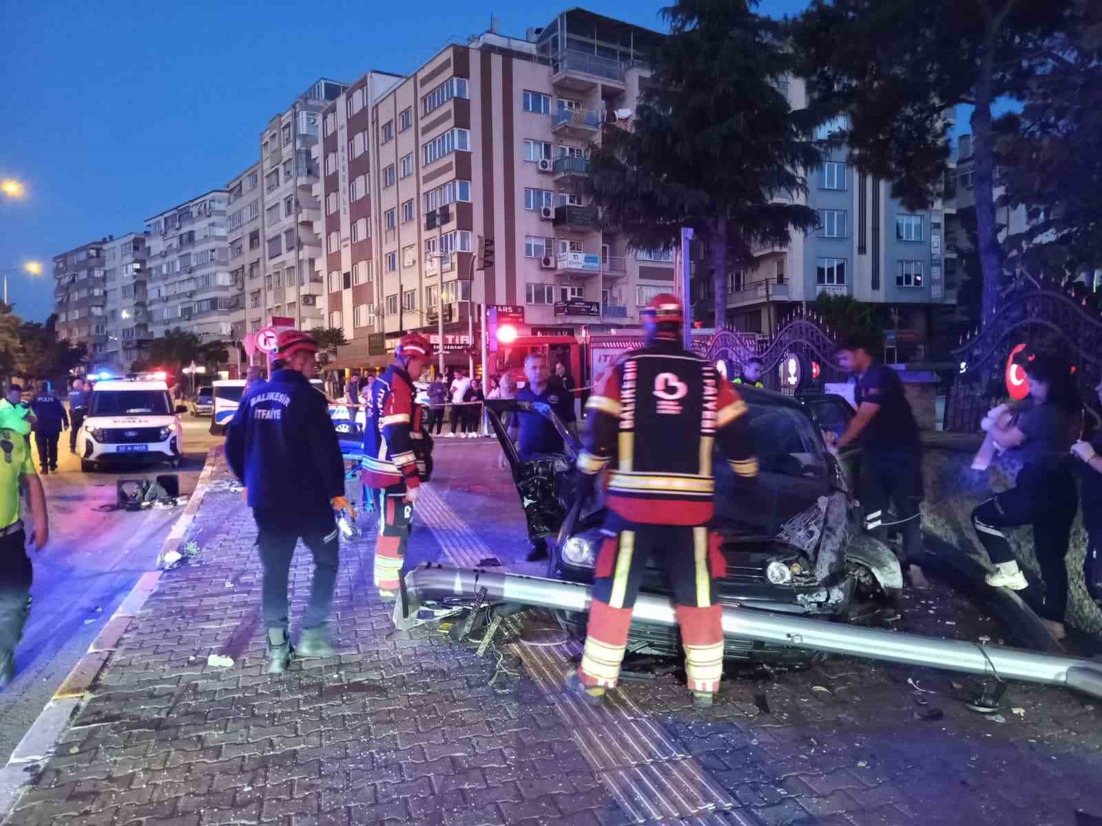 balikesir-de-istinat-duvarina-carpan-otomobilin-surucusu-oldu