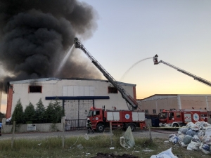 Geri Dönüşüm Deposunda Yangın