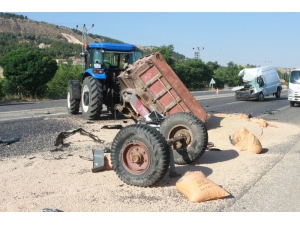 Minibüs Traktöre Arkadan Çarptı: 1 Ölü, 1 Yaralı