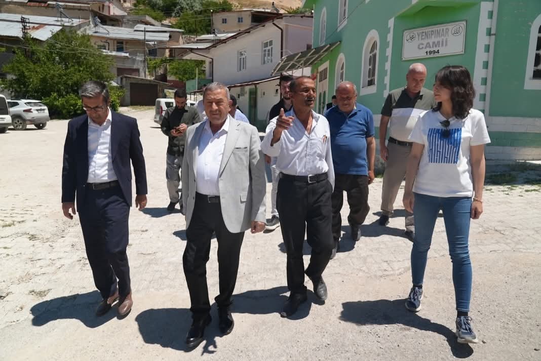 darende-de-yenipinar-mahallesi-ne-menfez-mahalle-konagi-ve-yol-yatirimi