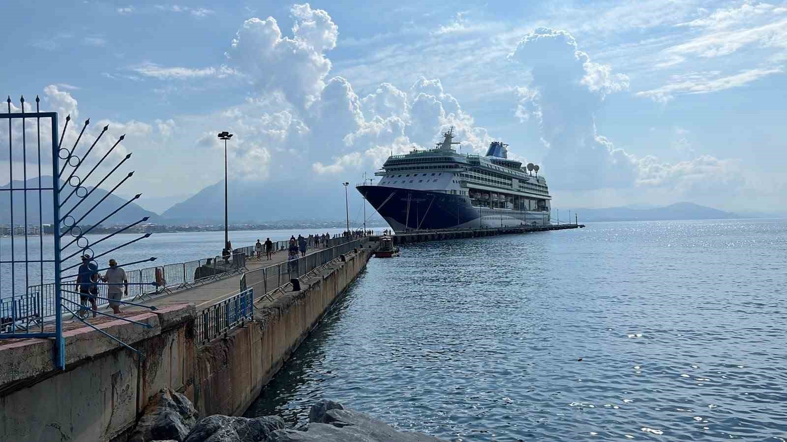 luks-kruvaziyer-bin-765-turist-ile-alanya-iskelesine-demir-atti