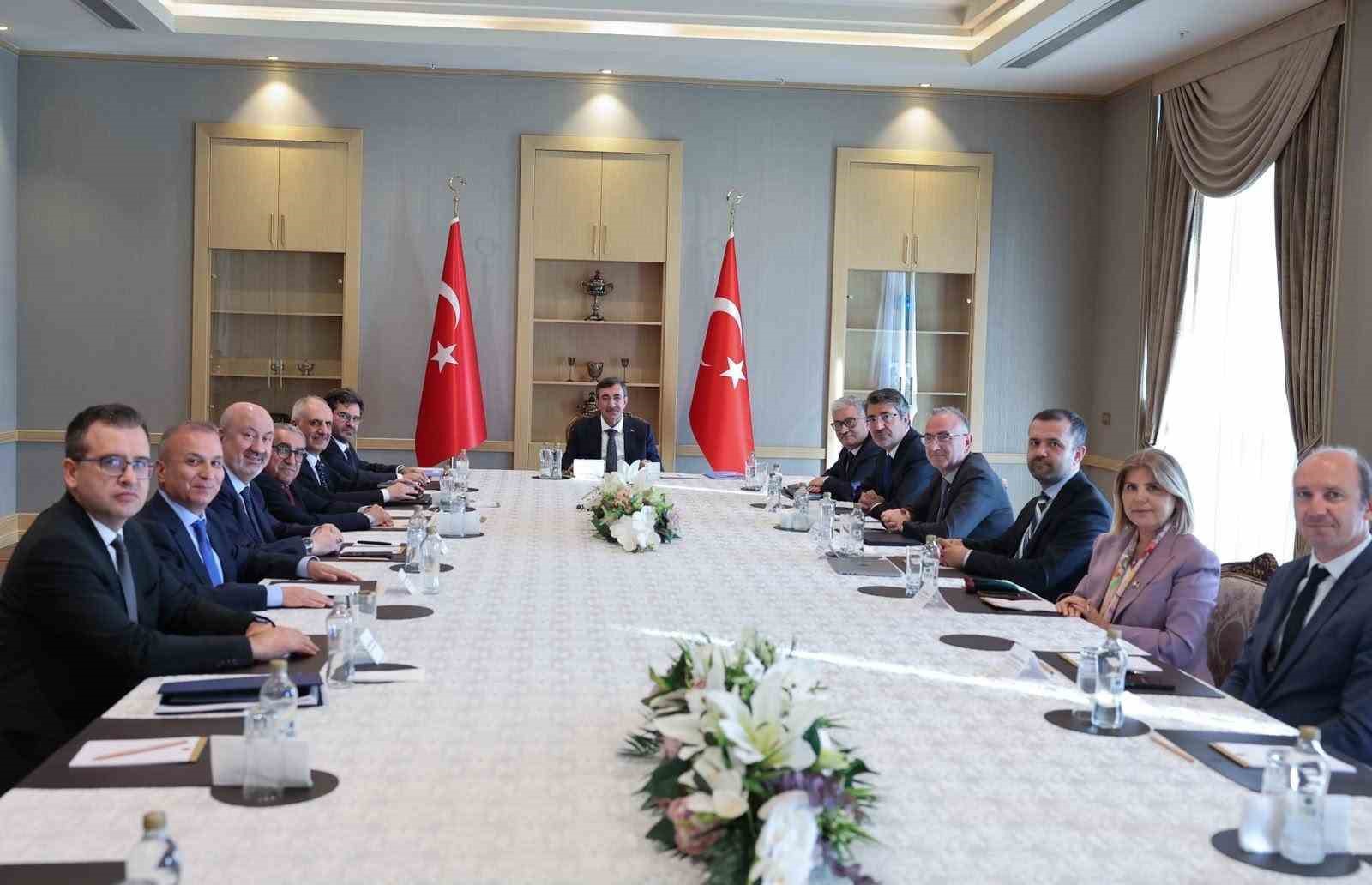 cumhurbaskani-yardimcisi-yilmaz-cumhurbaskanligi-ekonomi-politikalari-kurulu-uyeleriyle-bir-araya-geldi