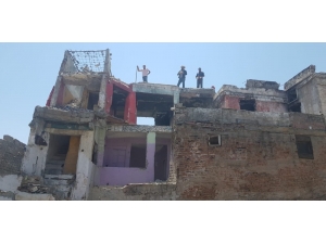 Bağlar Belediyesi Metruk Yapıları Yıkmaya Başladı