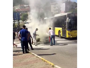 Lüks Otomobilin Yol Ortasında Yandığı Anlar Kamerada