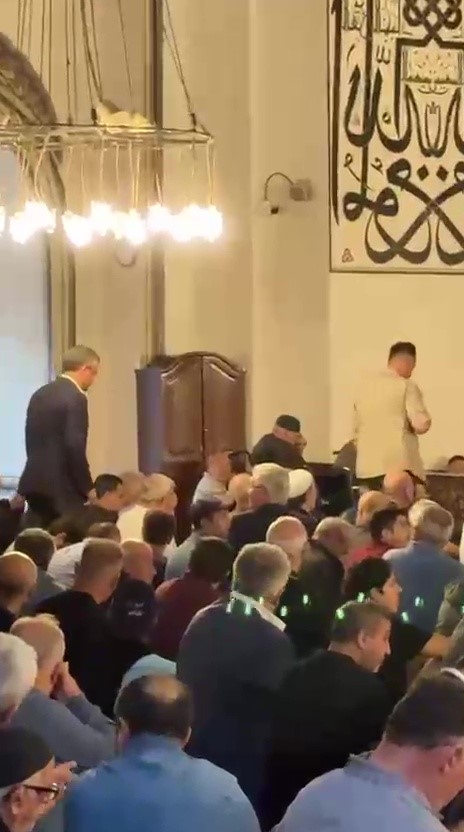 ozgur-ozel-cuma-namazini-bursa-ulu-cami-de-kildi