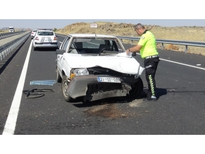 Lastiği Patlayan Araç Refüje Çarptı: 4’ü Çocuk 7 Yaralı