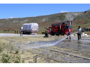 Egzozdan Çıkan Kıvılcım Tır Üzerinde Yüklü Samanları Yaktı