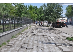 Karayolları Kars’ta Kaldırımları Yapıyor