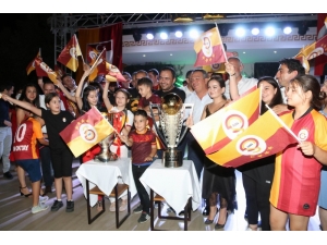 Salihli’deki Galatasaraylılardan Çift Kupalı Kutlama