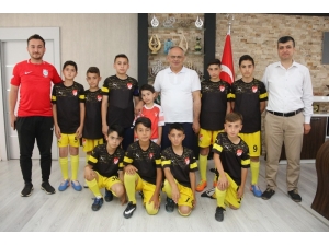 Başkan Öztürk, Yahyalı Spor Okulu’nu Makamında Kabul Etti