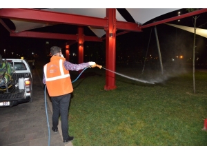 Park Ve Yeşil Alanlar Gece İlaçlanıyor