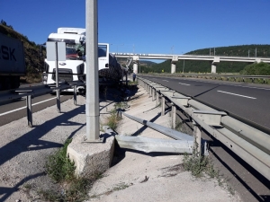 Tır Yoldan Çıktı; 1 Yaralı