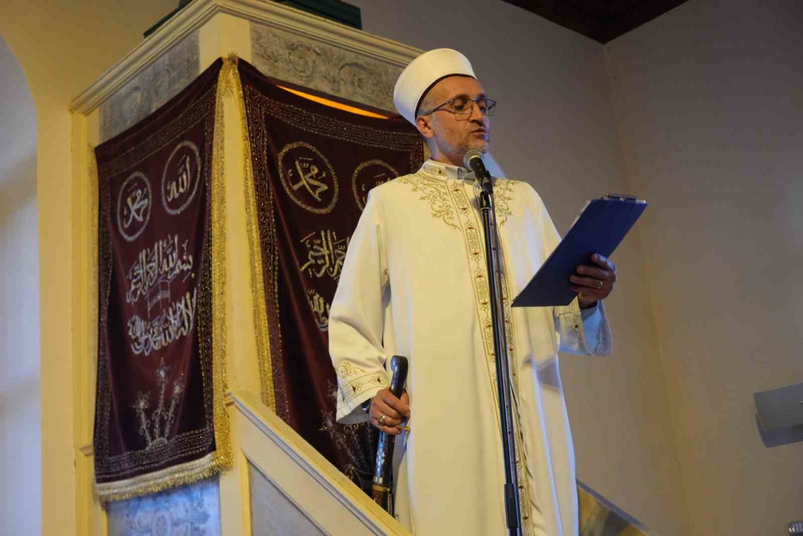 sultan-abdulmecid-in-sifa-bulduguna-inanilan-camide-100-yillik-kilicla-bayram-hutbesi
