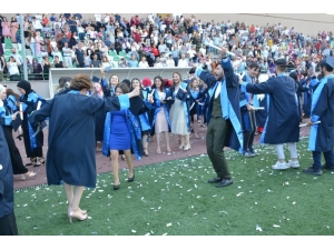 Mezuniyetlerini Oynayarak Kutladılar