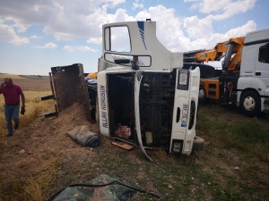 İş Makinesi Yüklü Kamyon Devrildi: 1 Yaralı