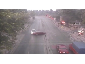 Kaza Yapan Sürücünün Kaçtığı O Anlar Kamerada