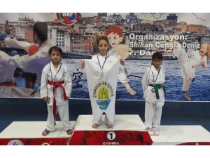 Minik Karateciler 32 Madalya İle Döndü