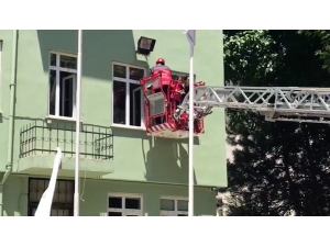 Halk Eğitim Merkezinde Mahsur Kalan Öğrencileri İtfaiye Ekipleri Kurtardı