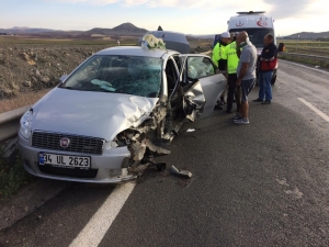 İki Otomobil Çarpıştı:6 Yaralı