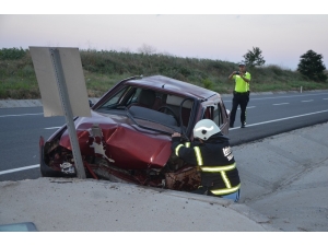 Otomobil Şarampole Düştü: 2 Yaralı