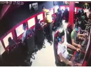 Konuşma Bahanesiyle Aldığı Telefonu Çalıp Kaçtı