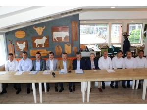 Ak Parti İl Yönetimi Ve Milletvekilleri 1 Yılı Değerlendirdi