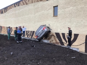 Rusya’da Kontrolden Çıkan Otomobil Duvara Saplandı